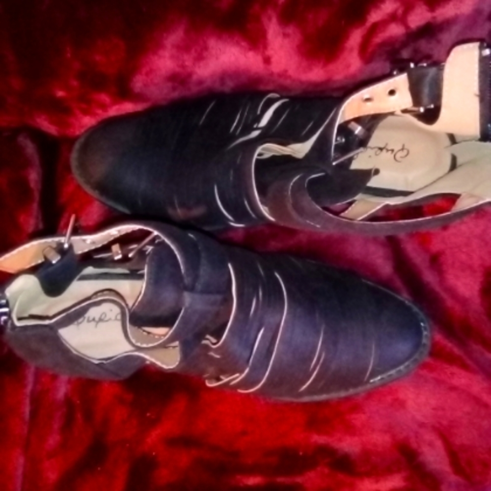 QUPID .Black Saddle Heel 👠 .Buckle on The ankle ..